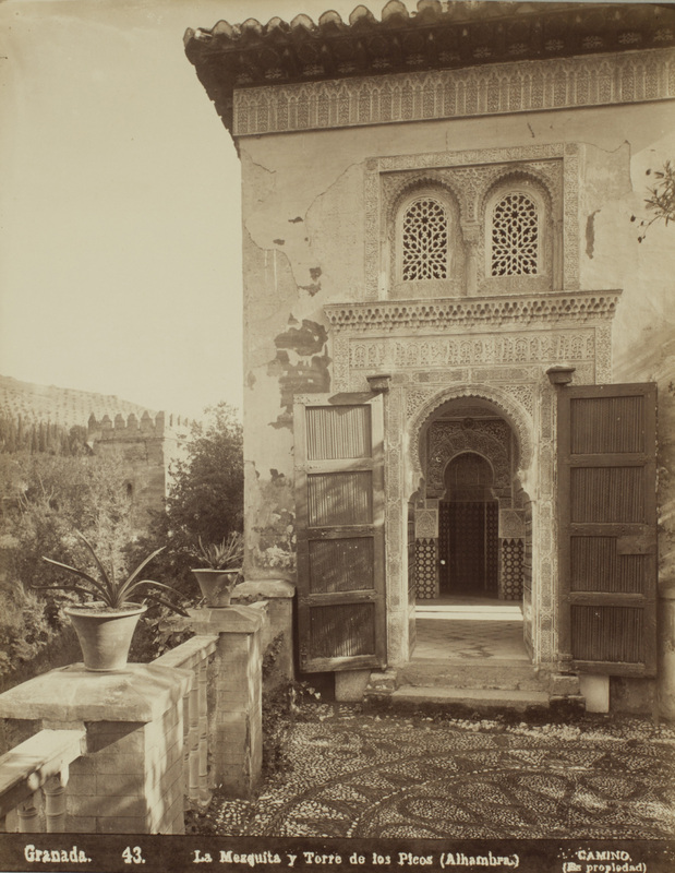 Granada.  La Mezquita y Torre de los Picos (Alhambra.)