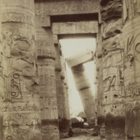 Karnak Colonne penchée du temple. 